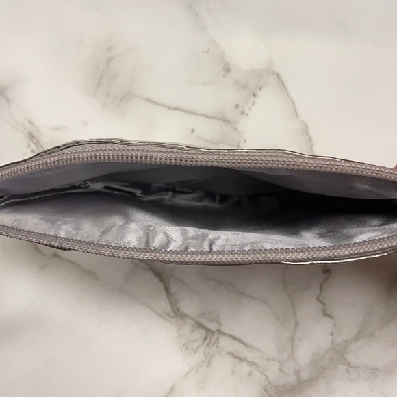 Silver makeup bag with zipper - Picture 3 of 4